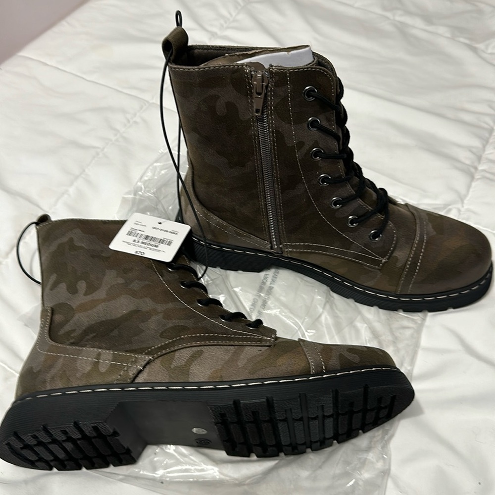 Arizona, New with tags,  memory foam boots, size 8.5